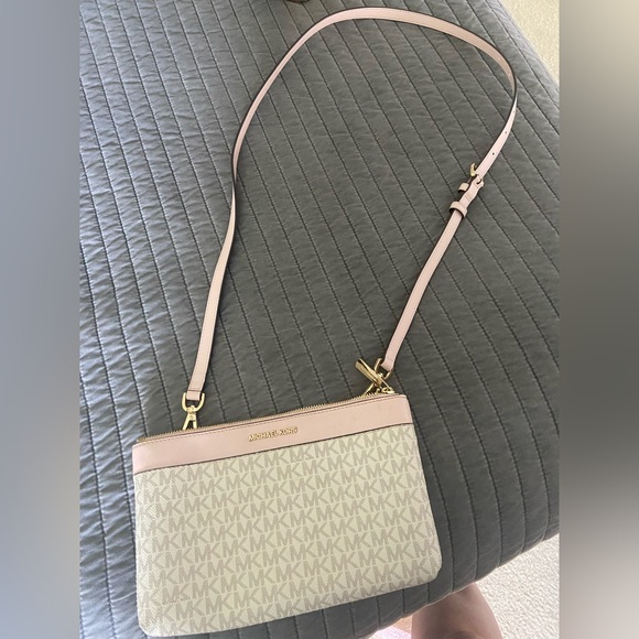 Pink and white Michael Kors purse - Picture 2 of 2